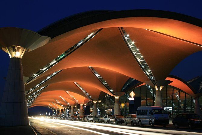 Airport transfer - That Twin Towers pass: a quick first look without a detour