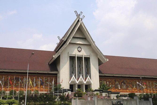 Best of Kuala Lumpur City Tour Including National Museum and National Monument - Masjid Negara: Symbolic Architecture and a Proper Photo Moment