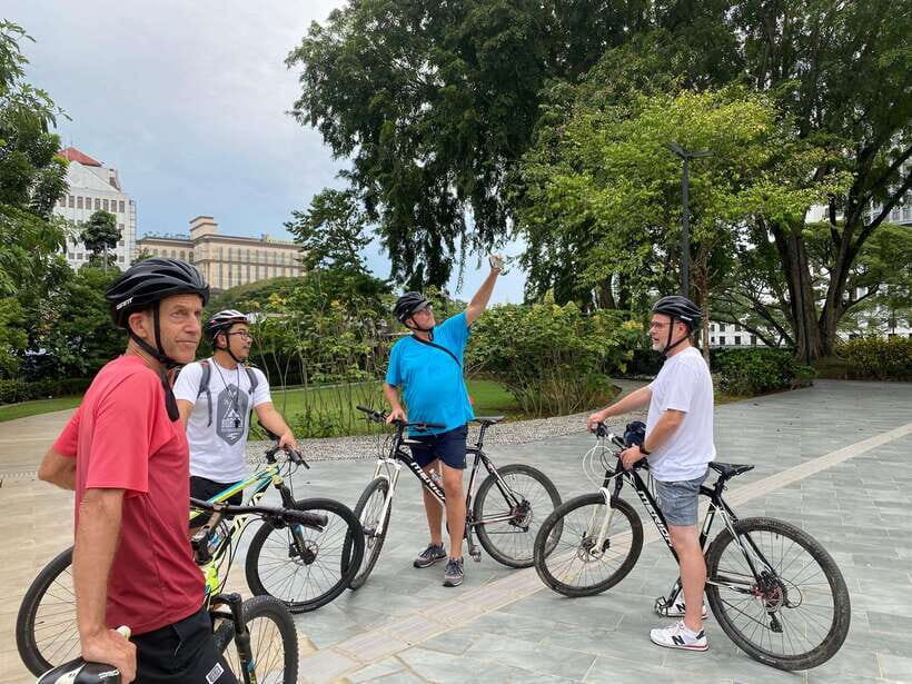Best of Kuching: Heritage & Kampong Bike Tour - Food that fits the route: street eats and Kola Mee