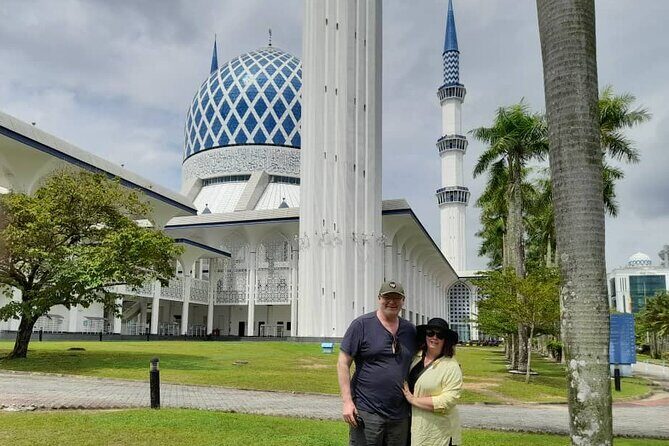 Blue Mosque And Batu Caves Private Tour from Kuala Lumpur - Batu Caves: limestone caves, temples, and monkey energy
