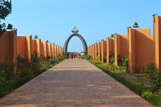 Brunei Heritage Tour - Billionth Barrel Monument: a fast oil-history photo stop