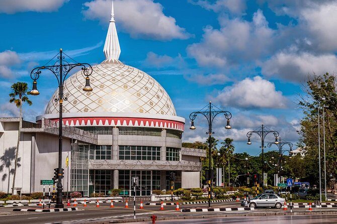Brunei Heritage Tour - Omar Ali Saifuddien Mosque: the big photo moment, plus real presence