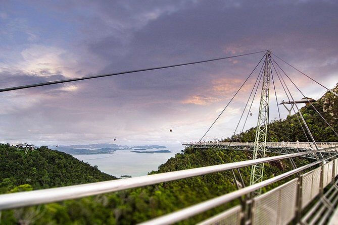 Cable Car and Oriental Village from Langkawi - Art in Paradise: 3D photos that work even when weather turns