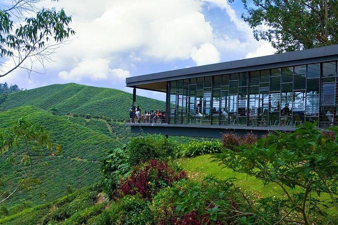 Cameron Highlands Tour from Kuala Lumpur - Lata Iskandar waterfall: a quick wow moment plus souvenir browsing