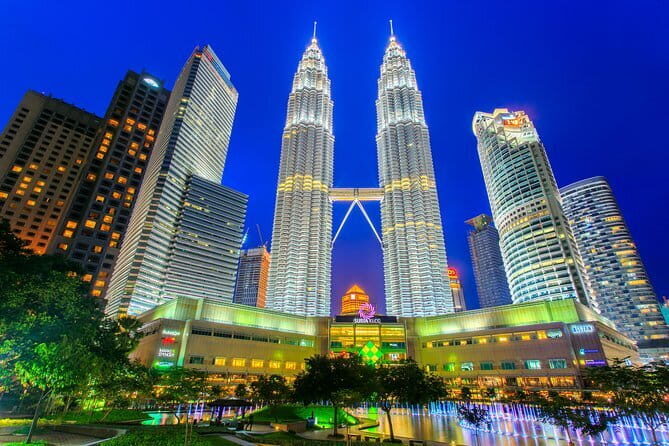 ~Chauffeur: Johor Bahru to Singapore Van Transfer - Drop-off inside Singapore: door-to-door means you choose the finish line