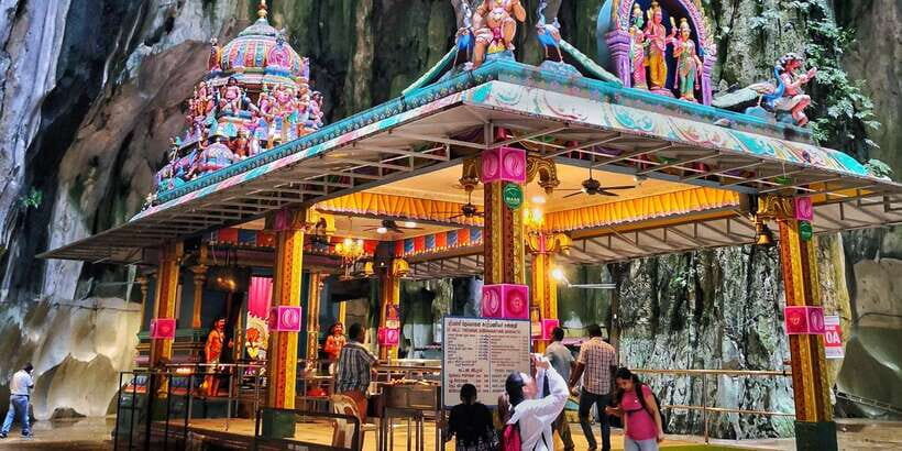 From Kuala Lumpur: Colmar Tropicale and Batu Caves Day Trip - Shared van logistics from Kuala Lumpur: pick-up zones and timing swings