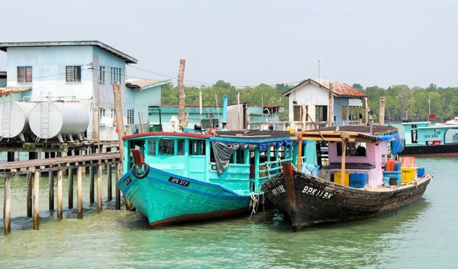 From Kuala Lumpur: Crab Island Tour with Seafood Lunch - Photo stops on the way back: King Palace, Blue Mosque, and more