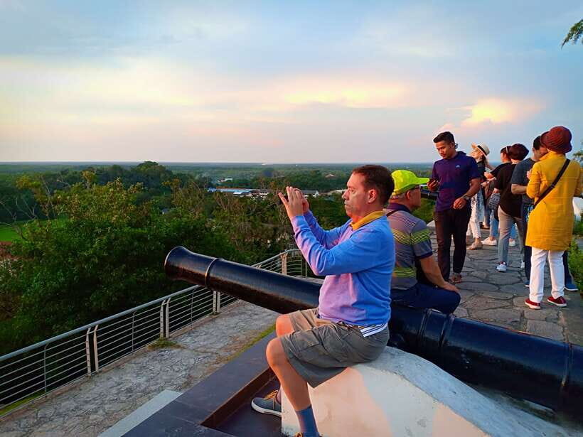From Kuala Lumpur: Fireflies Tour and Seafood Dinner - The Boat Trip to Kampung Kuantan: Rowing Into the Firefly Halo