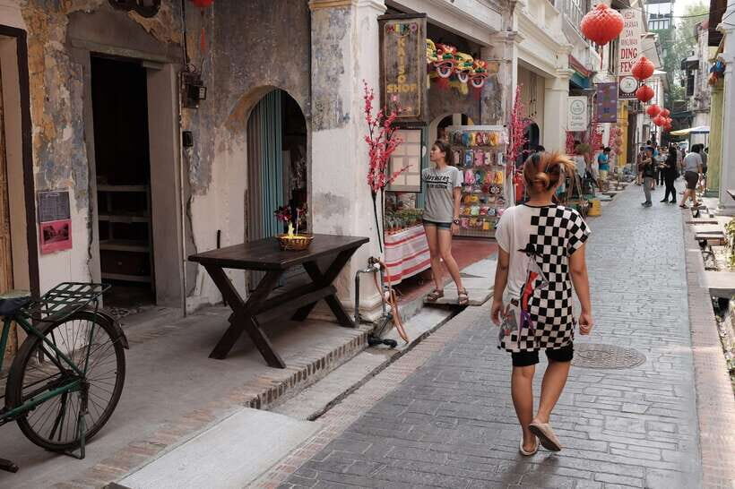 From Kuala Lumpur: Full-Day Tour to Ipoh - Gunung Lang Park: a green break with a boardwalk and mini zoo