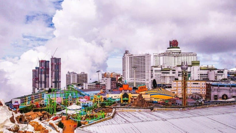 From Kuala Lumpur: Genting Highlands Day Tour & Gondola Ride - Batu Caves at Lord Murugan: photos, stairs, and monkey etiquette