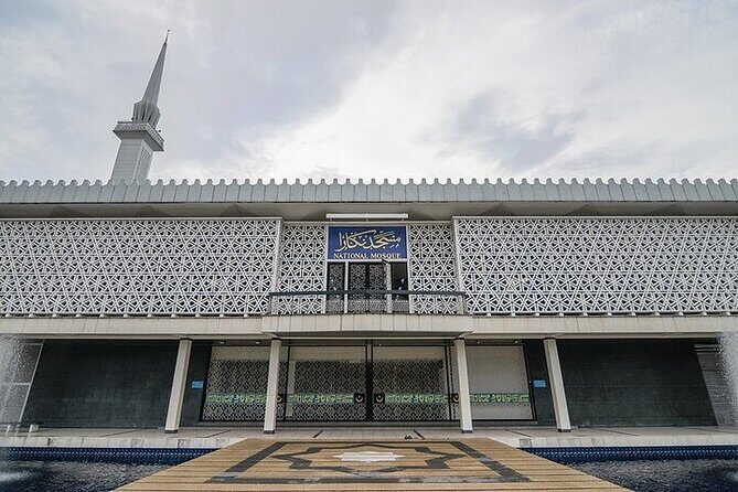 Full Day Kuala Lumpur City Tour with Petronas Twin Tower Tickets - Kuala Lumpur’s religious side: Masjid Negara, Thean Hou, and Sri Maha Mariamman