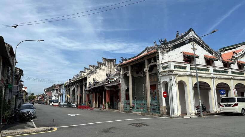 George Town: Heritage Walking Tour with Street Food Tasting - Queen Victoria Memorial Clock Tower and the Esplanade