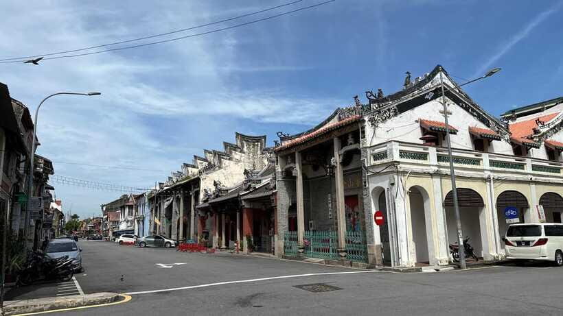 George Town: Heritage Walking Tour with Street Food Tasting - Street Food Sampling: How the Guide Turns Bites Into Context