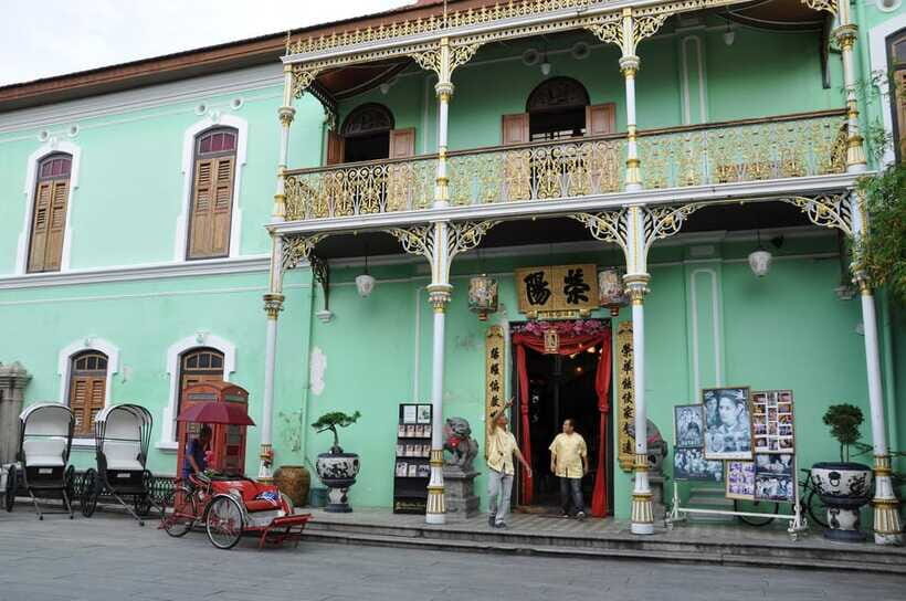 George Town: Private Half-Day Historical City Tour - Pulau Tikus and the Reclining Buddha Temple: size, symbolism, and dragons