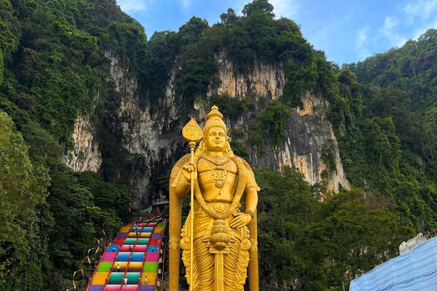 Kuala Lumpur: Cameron Highlands, Batu Caves Private Day Trip - Inside the caves: limestone drama and colorful temple details