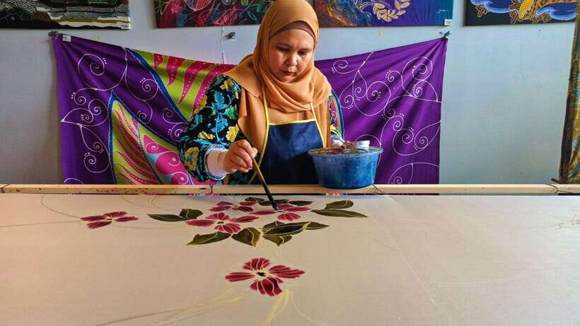 Kuala Lumpur: City Tour & Batu Caves Combo - East Coast Batik Sdn Bhd: a live demo that makes the craft click