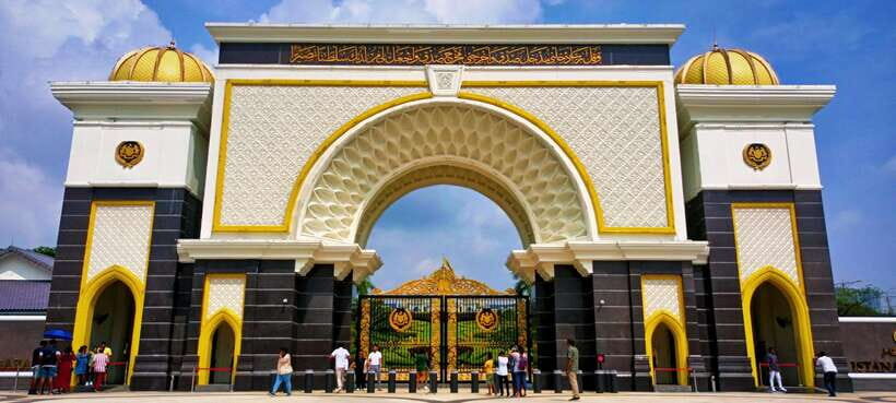 Kuala Lumpur: City Tour & Batu Caves Combo - National Mosque stop: umbrella-like roof and what to notice