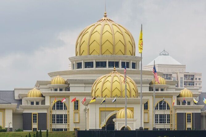 Kuala Lumpur Full Day Private Tour with 24 spots Of Wonders - Quick craft stops at Batu Caves: what Batu-era souvenirs look like
