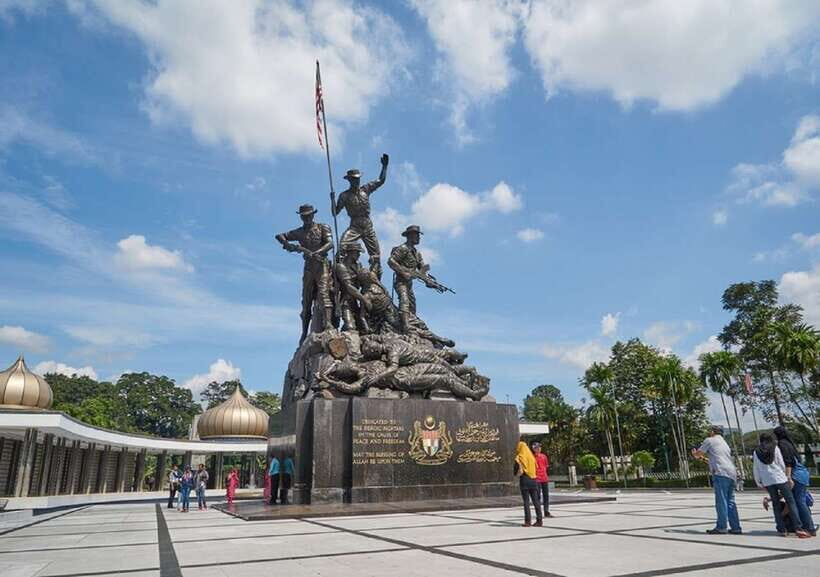 Kuala Lumpur: Half Day Group City Highlights Tour - Entering Merdeka Square and the King’s Palace zone