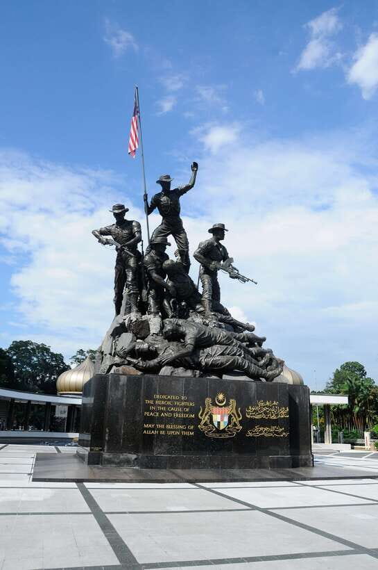 Kuala Lumpur: Half-Day Photo Tour with Petronas Twin Towers - National Monument and the WWII connection: symbolism with a photo-friendly layout