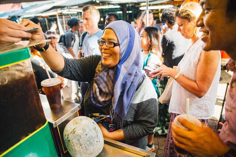 Kuala Lumpur: Private Food Tour – 10 Tastings with Locals - Temple Visits: Guan Di Temple and Sri Mahamariamman Temple in Context