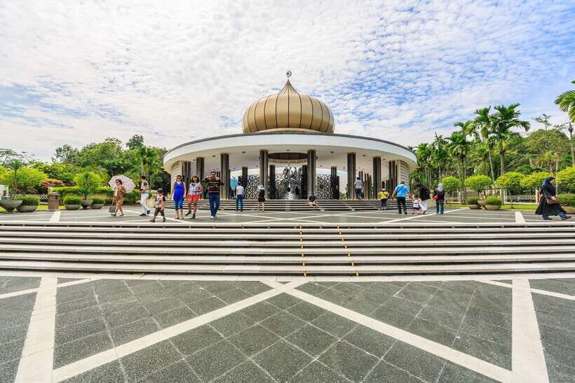 Kuala Lumpur: Private Full-Day 10 Wonders Tour - Petronas Twin Towers: Sky Bridge and a Two-Level View of KL