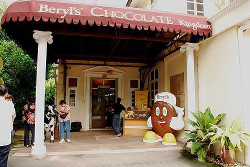Kuala Lumpur: Private Half-Day City Tour - Sultan Abdul Samad Building and Cocoa Boutique: Practical Souvenirs and City Texture