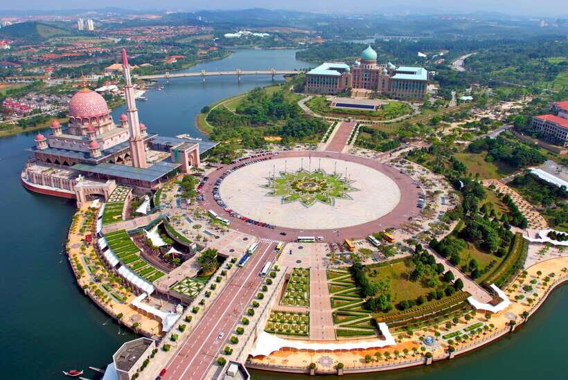 Kuala Lumpur, Putrajaya & Batu Caves Tour - Istana Negara and the National Mosque: Malaysia’s Power and Its Faith in Modern Form