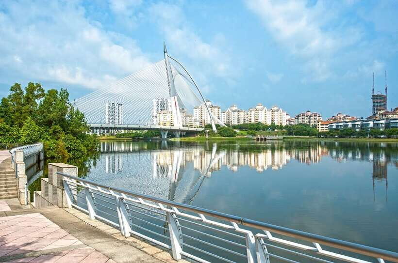 Kuala Lumpur: Putrajaya City Tour with Lake Cruise - Putra Mosque: rose-granite beauty and big scale you can feel