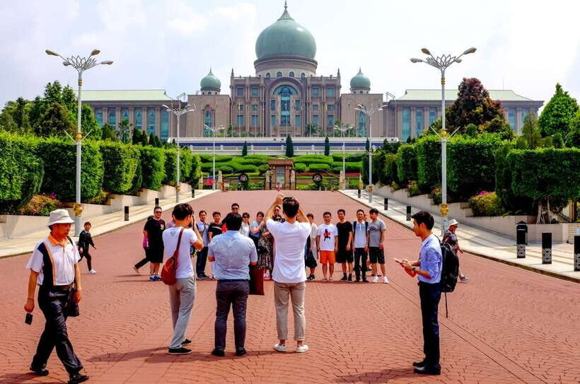 Kuala Lumpur: Putrajaya City Tour with Lake Cruise - Guides and comfort: the difference between directions and storytelling