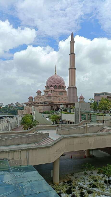Kuala Lumpur: Putrajaya Tour with Hotel Pickup - Putra Mosque: rose-granite pink dome and photo-smart timing