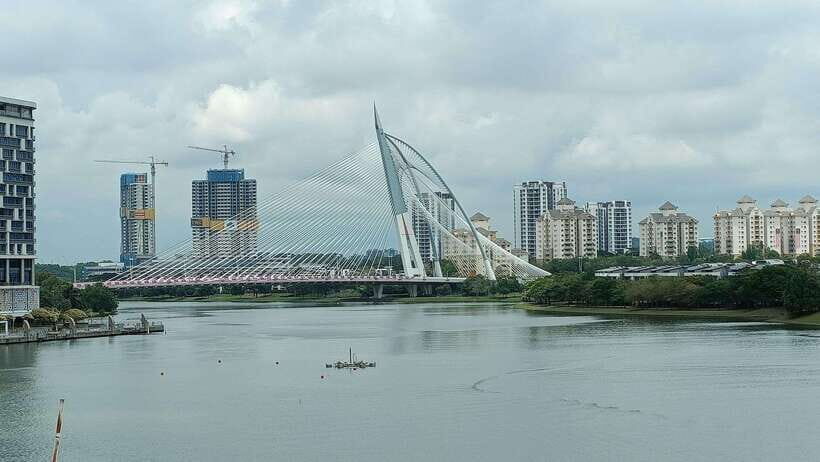 Kuala Lumpur: Putrajaya Tour with Hotel Pickup - Taman Warisan Agricultural Heritage Park and the rubber tapping demo