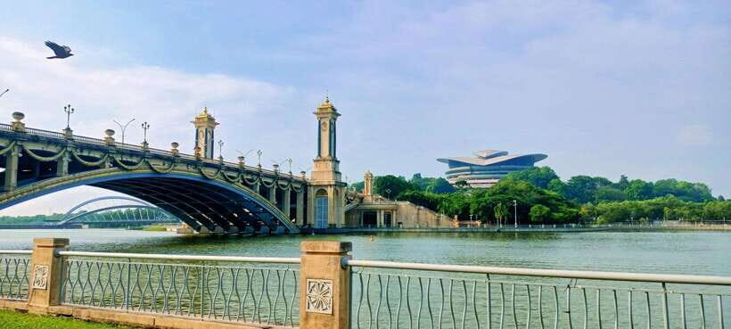 Kuala Lumpur: Putrajaya Tour with Traditional Boat Cruise - Getting from Kuala Lumpur to Putrajaya without the stress
