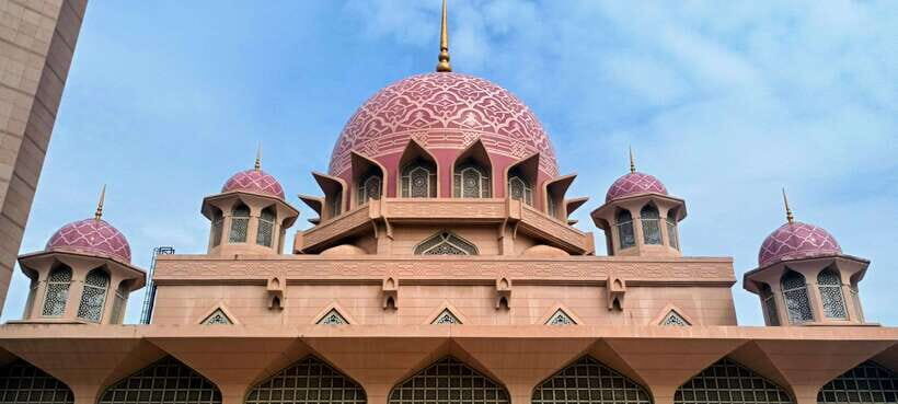 Kuala Lumpur: Putrajaya Tour with Traditional Boat Cruise - The pink dome of Putra Mosque: your best photo window