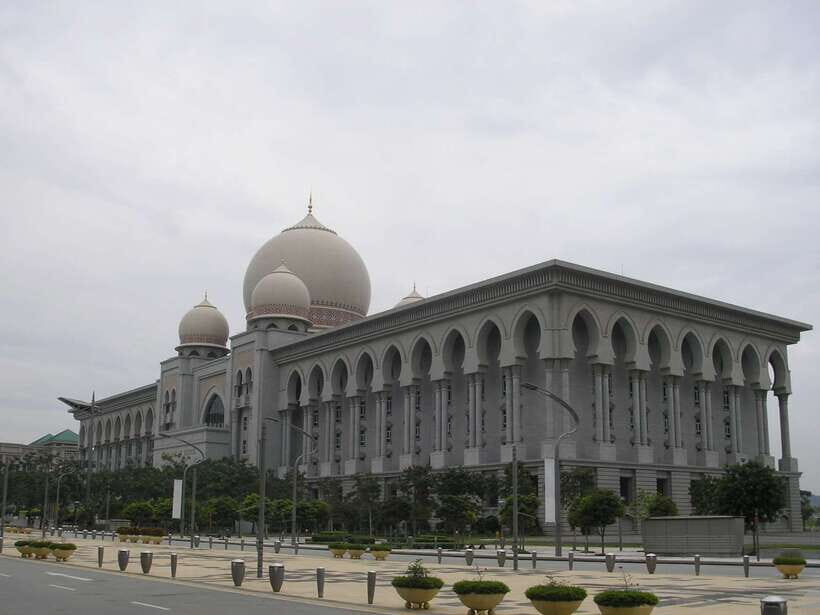 Kuala Lumpur: Putrajaya Tour with Traditional Boat Cruise - Palace of Justice and Malaysia’s Court buildings: a style mix you can spot fast