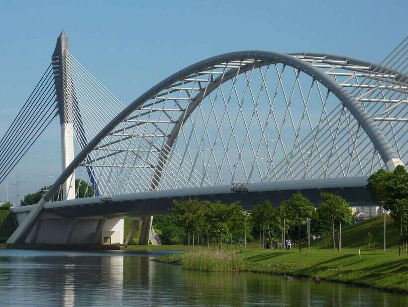 Kuala Lumpur: Putrajaya Tour with Traditional Boat Cruise - Tour guide quality: why names keep coming up