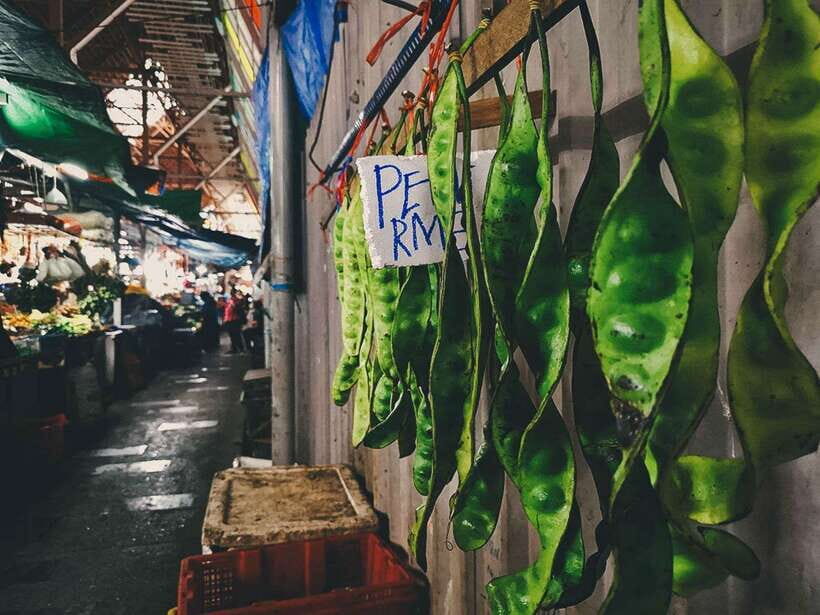 Kuala Lumpur: Sambal Street Food Tour with 15+ Tastings - Chow Kit Market Walk: Seeing ingredients before you eat them