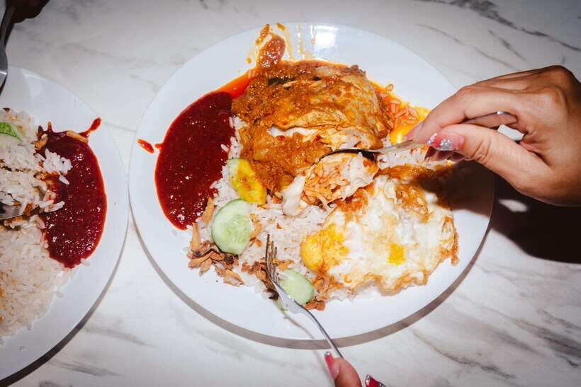 Kuala Lumpur: Sambal Street Food Tour with 15+ Tastings - Roti Canai and Curry Logic: Learning by watching the flip