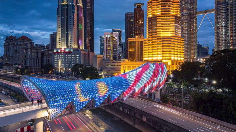 Kuala Lumpur: Sightseeing, Markets, and Food Night Tour - River of Life near Masjid Jamek: KL’s light show at street level