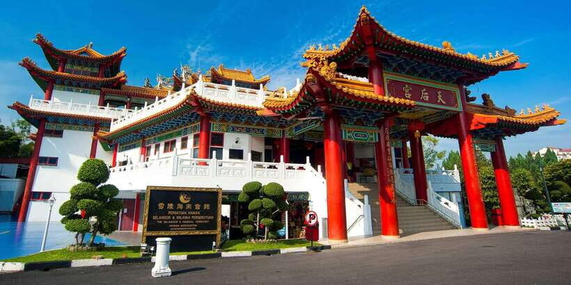 Kuala Lumpur: Temple & Shrine Private Half Day Tour - Buddhist Maha Vihara: Sri Lankan-style carvings and a quieter vibe