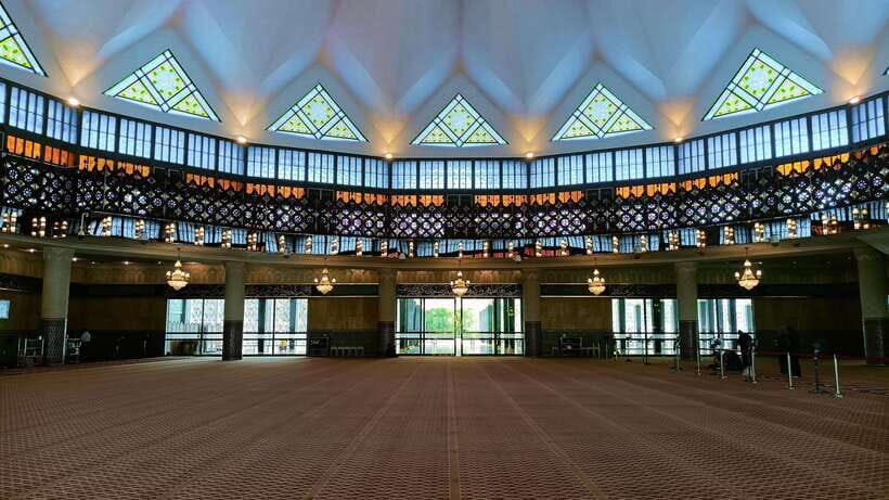 Kuala Lumpur: Temple & Shrine Private Half Day Tour - National Mosque of Malaysia: the blue umbrella dome and modernist design