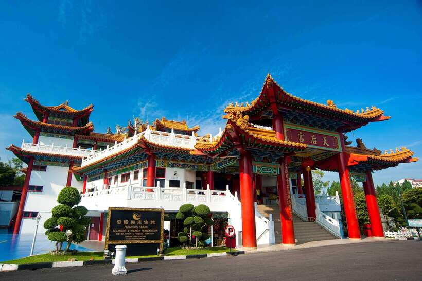 Kuala Lumpur: Temple & Shrine Private Half Day Tour - Batu Caves and the 140-foot Lord Murugan statue: the climb sets the tone
