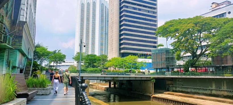 Kuala Lumpur: Tour with 21 Attractions - Old Kuala Lumpur Railway Station, Merdeka Square, and the flagpole photo moment