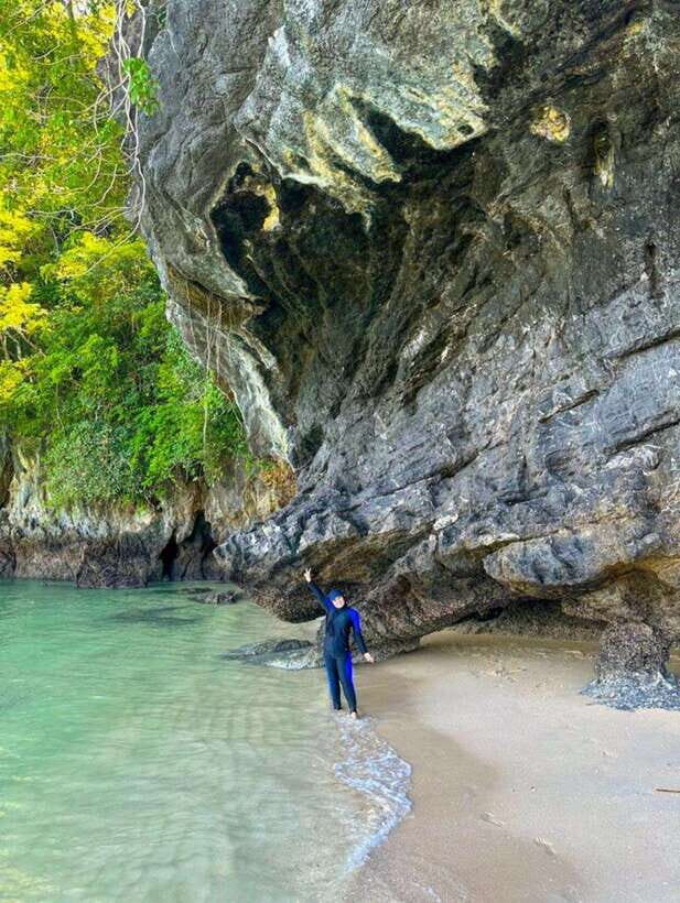 Langkawi: Dangli Island Snorkel and Swim Speedboat Tour - Pulau Dangli: snorkeling and fish feeding from a boat anchor point