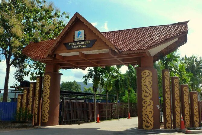 Langkawi: Flexible 6 Hours Tour - Oriental Village: activities and shopping at the foot of Machinchang