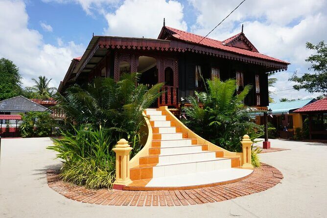 Langkawi Myth & Legend Tour MahsuriTomb TelagaTujuh BerasTerbakar - Eagle Square and Kuah Town: icons, then duty-free practicality