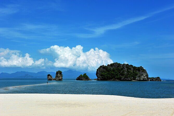 Langkawi Tour A - Land Tour & Pulau Dangli Snorkeling - Eagle Square in Kuah: The Giant Landmark That Sets the Tone