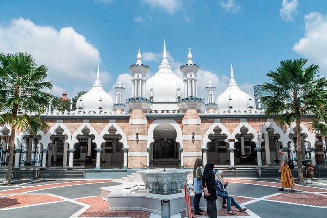 Melaka Full-Day Trip From Kuala Lumpur - Stop 12–13: A traditional Malay house and the Melaka Warrior Monument