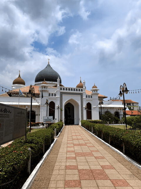 Penang: Georgetown Foodie Walking Tour with a Cocktail - Hawker stalls with Malay, Chinese, and Indian flavors