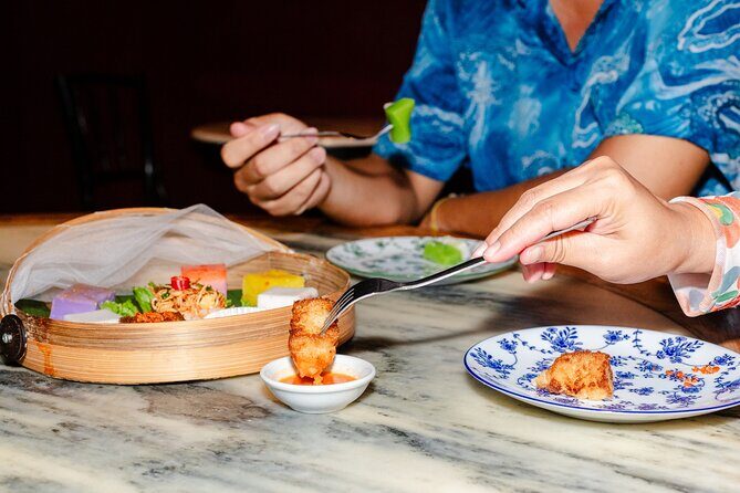 Penang Plates Food Tour with 15+ Tastings - Meeting at Pinang Peranakan Mansion and getting oriented fast